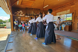 岡谷南高校でアメリカの高校生に弓道部の実演を披露する様子