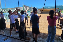 岡谷南高校でアメリカの高校生が弓道体験をする様子