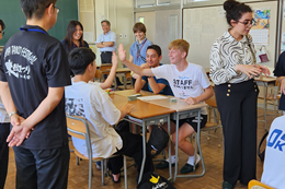 岡谷南高校でアメリカの高校生と英語で交流する様子