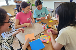 岡谷南高校でアメリカの高校生と折り紙交流をする様子