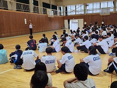 岡谷南高校の防災訓練で体育館に集まり説明を聞く生徒たち