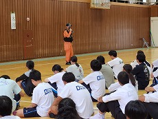 岡谷南高校の防災訓練で消防隊員から講話を受ける生徒たち