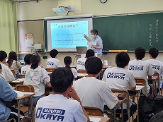 岡谷南高校の一日大学で講義を受ける生徒たちの様子