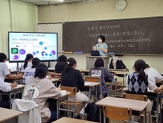 岡谷南高校の一日大学で大学講師による授業を受ける生徒たち
