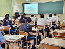 岡谷南高校の一日大学で教室で講義を受ける生徒たち