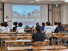岡谷南高校の一日大学で大学講師の講義を聞く生徒たち