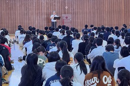 岡谷南高校の終始業式で校長先生の講話を聞く生徒たち