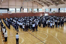 岡谷南高校の体育館で行われた終始業式の全校集会の様子