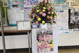 岡谷南高校の校内に飾られた寄贈のフラワーアレンジメント