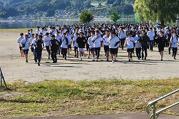 岡谷南高校の諏訪縦断強歩大会で湖畔広場からスタートする生徒たち