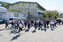 岡谷南高校の諏訪縦断強歩大会でスタート直後に走り出す生徒たち