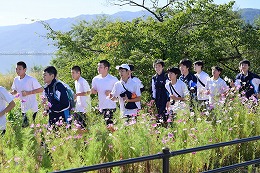 岡谷南高校の諏訪縦断強歩大会で自然の中を歩く生徒たち