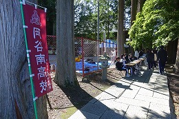 岡谷南高校の諏訪縦断強歩大会で御柱街道付近を歩く生徒たち