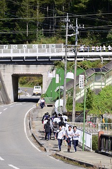 岡谷南高校の諏訪縦断強歩大会でチェックポイント付近で休憩する様子
