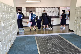 岡谷南高校の授業公開で受付を行う中学生と保護者