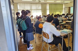 岡谷南高校の授業公開で教室の授業を見学する中学生