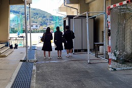 岡谷南高校の授業公開で校内を見学する中学生たち