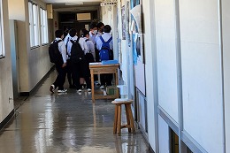 岡谷南高校の授業公開で校内見学を行う中学生と保護者