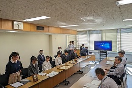 岡谷南高校放送部が県庁を表敬訪問し受賞報告を行う様子