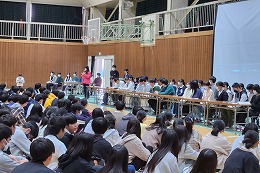 岡谷南高校の体育館で行われた生徒総会の様子