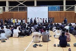 岡谷南高校の強歩大会閉会式で入賞者が紹介される様子