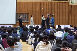 岡谷南高校の強歩大会閉会式で表彰を受ける生徒たち