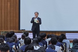 岡谷南高校の強歩大会閉会式で校長先生が講評を述べる様子