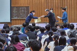 岡谷南高校でインターハイ・国体で活躍した生徒を表彰する様子