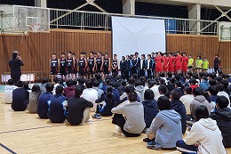 岡谷南高校の高体連新人戦壮行会で出場部活動が紹介される様子