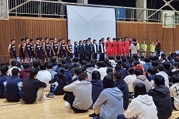 岡谷南高校の高体連新人戦壮行会で全校生徒が応援する様子