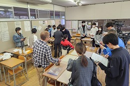 岡谷南高校で唐揚げソースの商品開発に関する試食会を行う様子