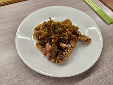 岡谷南高校で開発中の唐揚げソースを使った料理の試作品