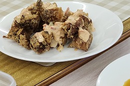 岡谷南高校で試食用に調理された唐揚げの試作品