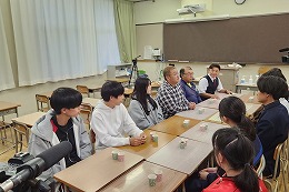 岡谷南高校の生徒と企業関係者が商品開発について意見交換する様子