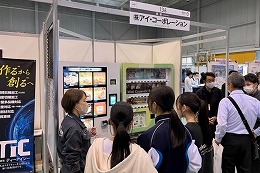 岡谷南高校の生徒が諏訪圏工業メッセの企業ブースで説明を聞く様子