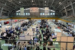 岡谷南高校の生徒が諏訪圏工業メッセの会場を見学する様子