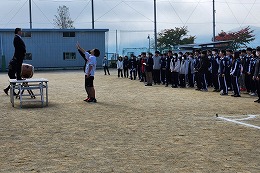 岡谷南高校の秋季クラスマッチで開会式を行う様子