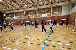 岡谷南高校の秋季クラスマッチで体育館で試合を行う様子