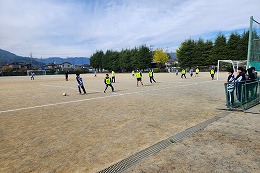 岡谷南高校の秋季クラスマッチでグラウンドでサッカーを行う様子