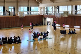 岡谷南高校の秋季クラスマッチで体育館で競技を応援する生徒たち