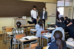 岡谷南高校で卒業生が講師として講話を行う「ようこそ先輩」の授業の様子
