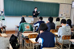 岡谷南高校で卒業生が進路や仕事について講話を行う「ようこそ先輩」の様子