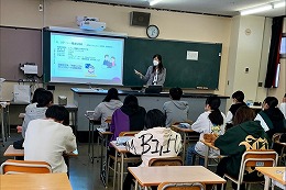 岡谷南高校で卒業生によるプレゼンテーション形式の講話を行う様子