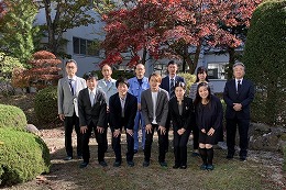 岡谷南高校の「ようこそ先輩」に参加した講師と関係者の記念写真