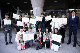 岡谷南高校放送部が新人放送コンテストで受賞し記念撮影する様子