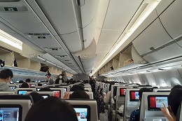 岡谷南高校の沖縄修学旅行で飛行機に搭乗する生徒たち