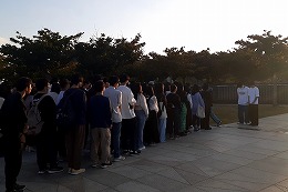 岡谷南高校の沖縄修学旅行で平和祈念公園でセレモニーを行う様子