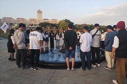 岡谷南高校の沖縄修学旅行で国際通り周辺を見学する様子