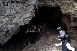 岡谷南高校の沖縄修学旅行でガマ（洞窟）を見学する様子