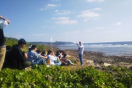 岡谷南高校の沖縄修学旅行で海岸で自然体験をする様子